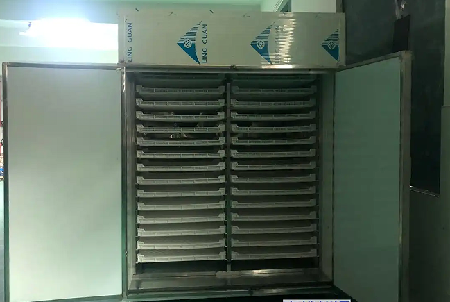 可移动一体式小烘干房，适合300-800斤物料烘干加工使用每小时只需几度电，接电即用